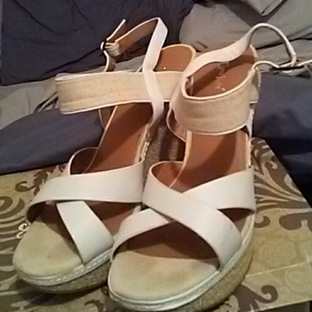Wedge heeled shoes